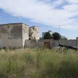 La Borracci, tipica masseria fortificata, si innalza su due piani ed � composta da strutture realizzate in epoche diverse: la parte pi� antica � la torre, in realt� non facilmente distinguibile dal resto dell'edificio